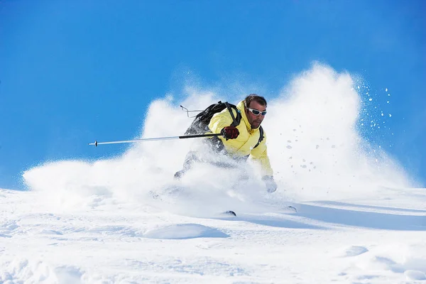 Sciatore Maschio Che Corre Giù Montagna — Foto Stock