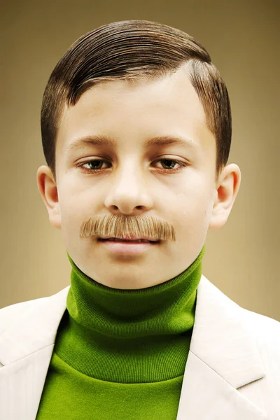 Ung Pojke Klädd Beige Kostym Med Falsk Mustasch — Stockfoto
