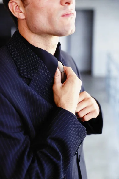 Man Tying Tie Office — Stock Photo, Image