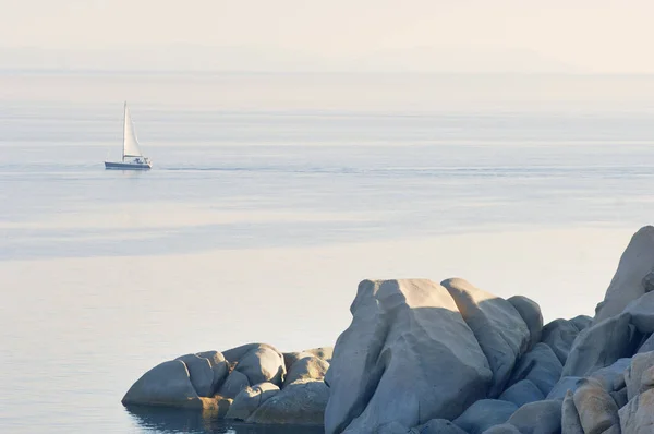 Utsikt Över Kust Stenar Och Yacht Korsika Frankrike — Stockfoto