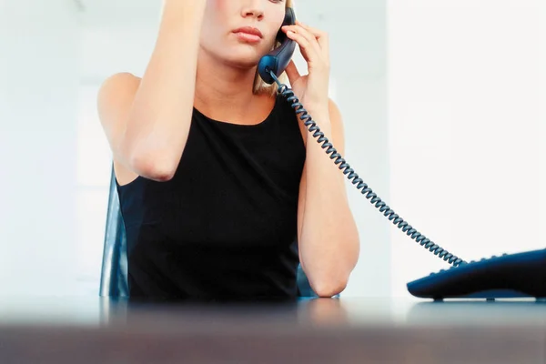 Femme Affaires Utilisant Téléphone Dans Bureau — Photo
