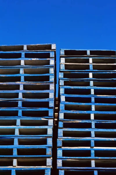 Paletas Envío Apiladas Sobre Cielo Azul —  Fotos de Stock