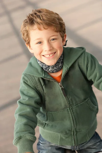 街の通りに立つ笑顔の少年 — ストック写真