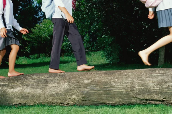 Kinder Laufen Einem Baumstamm Entlang — Stockfoto