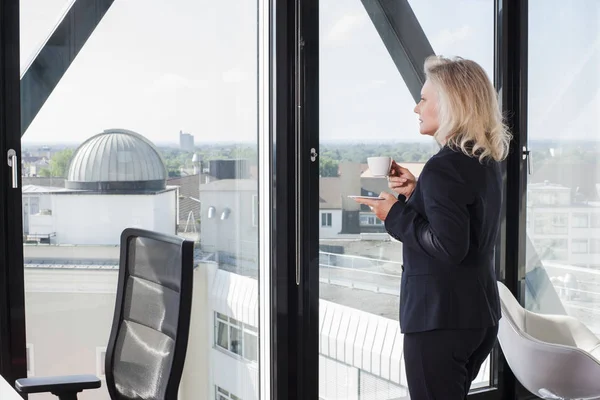 Affärskvinna Kaffedrickande Vid Fönster — Stockfoto