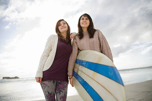 Deux Filles Avec Planche Surf Portrait — Photo