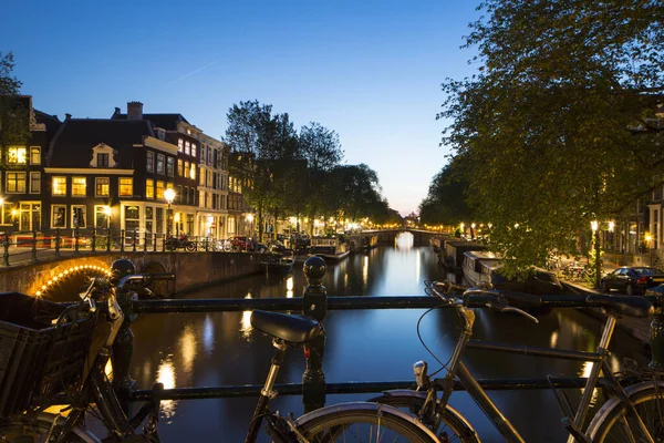 Kanály v noci, Jordaan, Amsterdam, Nizozemsko — Stock fotografie