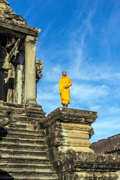 アンコール ワット シェムリ アップ カンボジアでの寺院の外に立って若い僧侶 — ストック写真