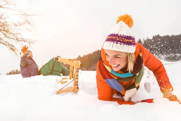 夫婦は雪の中でトボガンから落ちる — ストック写真