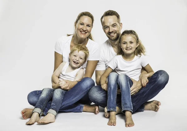 Retrato Estudio Niño Niña Con Padres Maduros Sentados Suelo — Foto de Stock