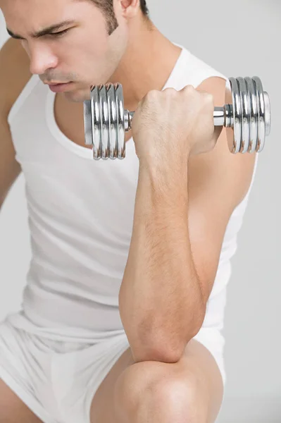 Hombre Usando Una Mancuerna — Foto de Stock