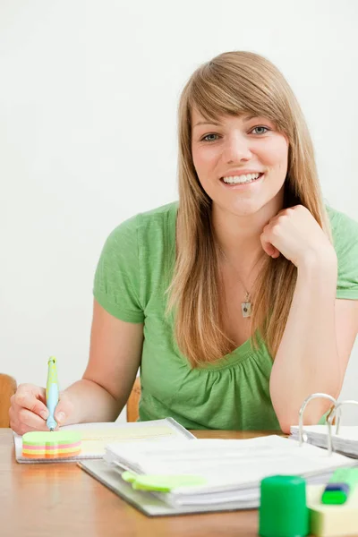 Studentin Mit Papieren — Stockfoto