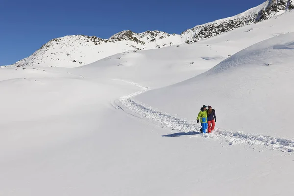 Coppia Passeggiate Sulla Neve Kuhtai Austria — Foto Stock