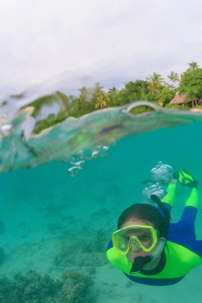 Snorkeler κολύμπι κάτω από το νερό — Φωτογραφία Αρχείου