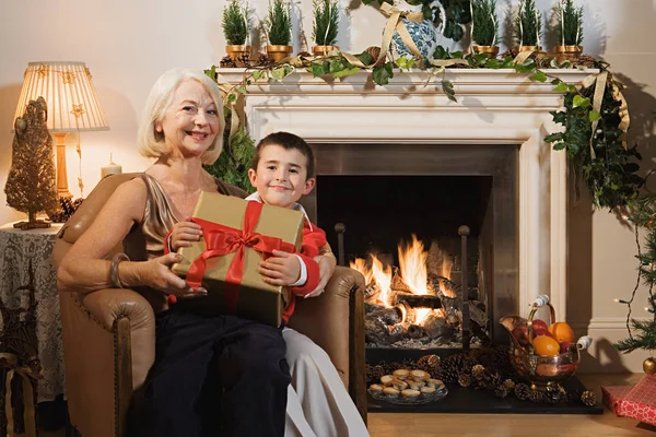 Grootmoeder Kleinzoon Met Kerstmis — Stockfoto