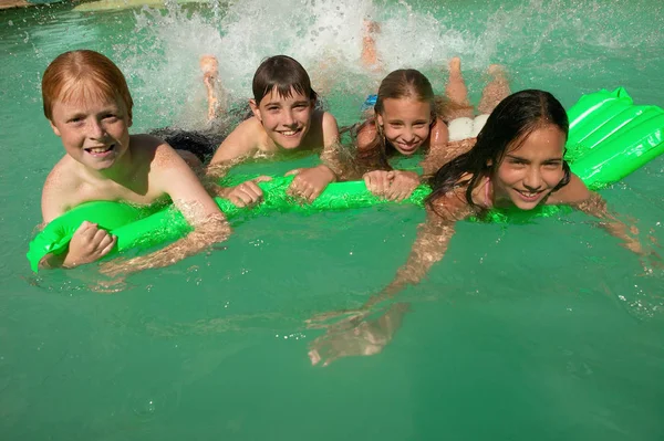 Retrato Grupo Crianças Desfrutando Piscina — Fotografia de Stock