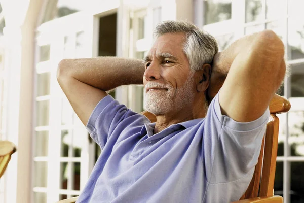 Hombre Sentado Casa — Foto de Stock