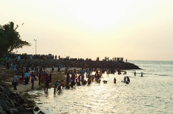 喀拉拉拉邦科钦的人群晚上在海里洗澡 — 图库照片