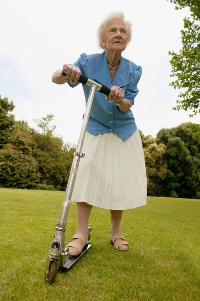 Mujer Mayor Empujando Scooter — Foto de Stock