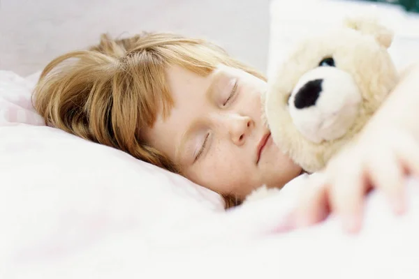 Gadis Kecil Yang Menggemaskan Tertidur Tempat Tidur — Stok Foto