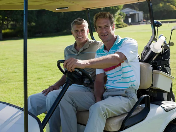 Due Uomini Maturi Golf Cart Sul Campo Golf — Foto Stock