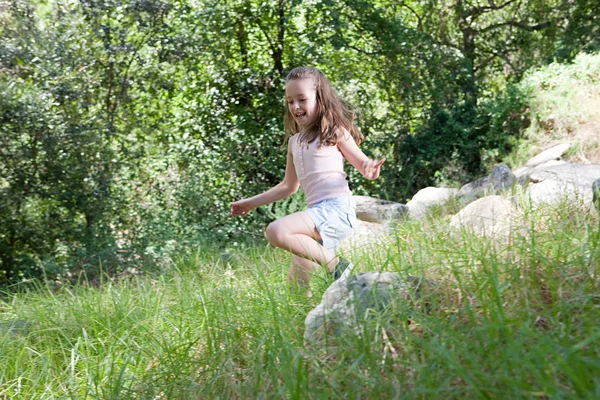 Девушка Прыгает Через Траву — стоковое фото