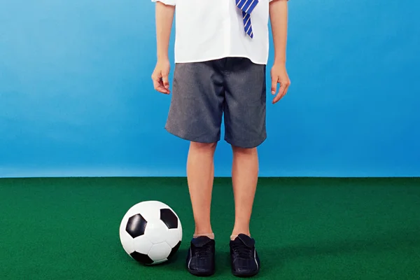 Pojke Med Fotboll Stående — Stockfoto