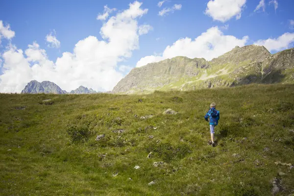 Niño Caminando Por Ladera Montaña Tirol Austria — Foto de Stock