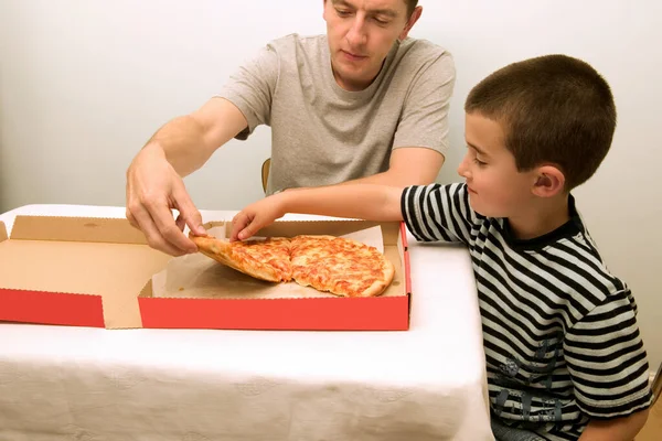 Baba Oğul Pizza Yiyorlar — Stok fotoğraf