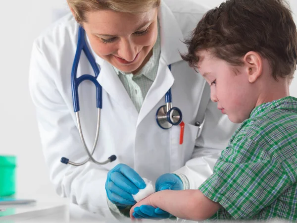 Médico Cuidando Menino Pequeno Com Lesão — Fotografia de Stock