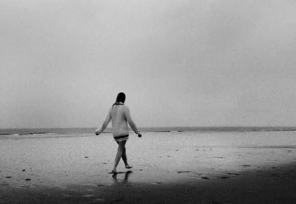 Mujer Joven Que Lleva Jersey Caminando Por Playa — Foto de Stock