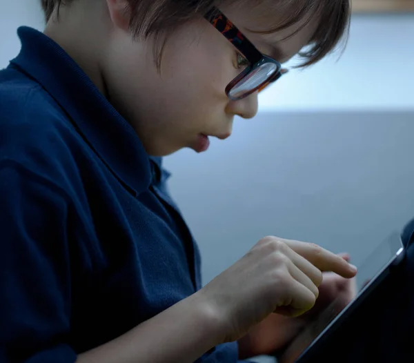 Detailní Záběr Chlapce Nosí Brýle Pomocí Dotykového Displeje Digitální Tabletu — Stock fotografie