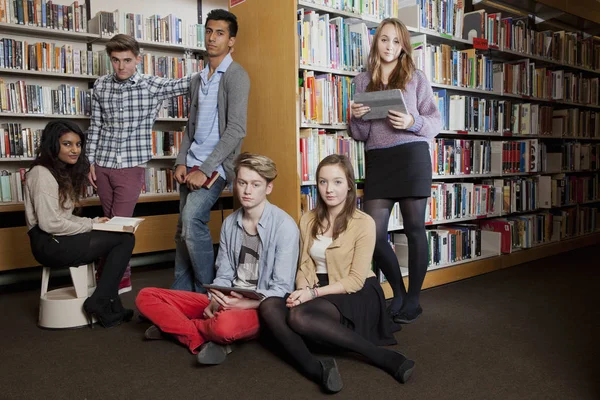 Studenten Lezen Bibliotheek — Stockfoto