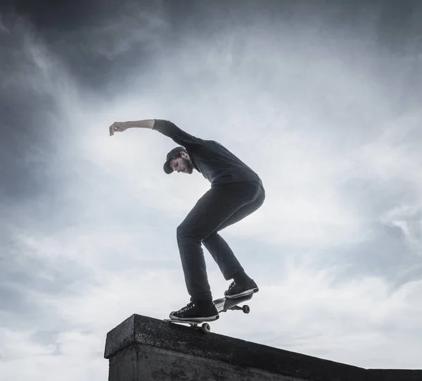Молодой Человек Катается Скейте Крыше — стоковое фото