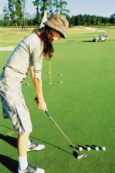 Mulher Jogando Golfe Campo — Fotografia de Stock