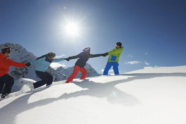 Ystävät Vetää Toisiaan Ylämäkeen Lumessa Kuhtai Itävalta — kuvapankkivalokuva