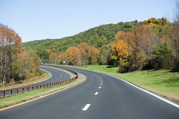 Yeşil Dağlarda Yol — Stok fotoğraf