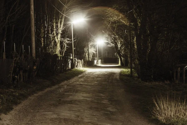 Kirli Yol Şeridi Geceleri Sokak Lambaları — Stok fotoğraf