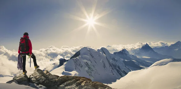 瑞士阿尔卑斯山顶 男性攀登者从积雪覆盖的山顶眺望的全景 — 图库照片