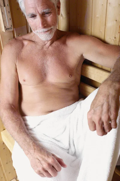 Uomo Rilassante Nella Sauna — Foto Stock