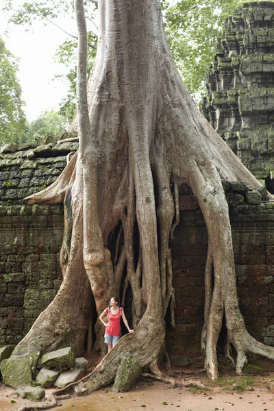站在巨大树根旁的女人 — 图库照片