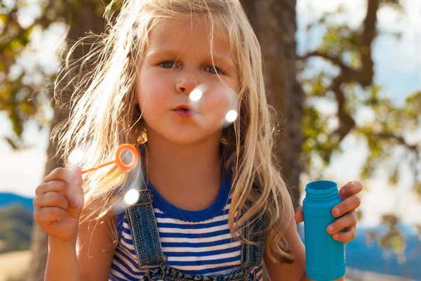 Fille Souffler Des Bulles Dans Parc — Photo