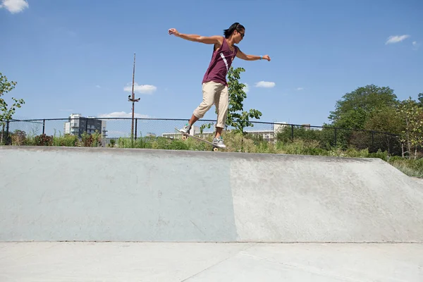 Skateboarder Schans Bij Skate Park — Stockfoto