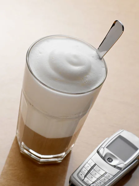 Latte Macchiato Telefone Celular — Fotografia de Stock