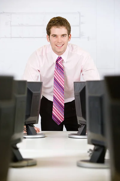Homem em um escritório — Fotografia de Stock