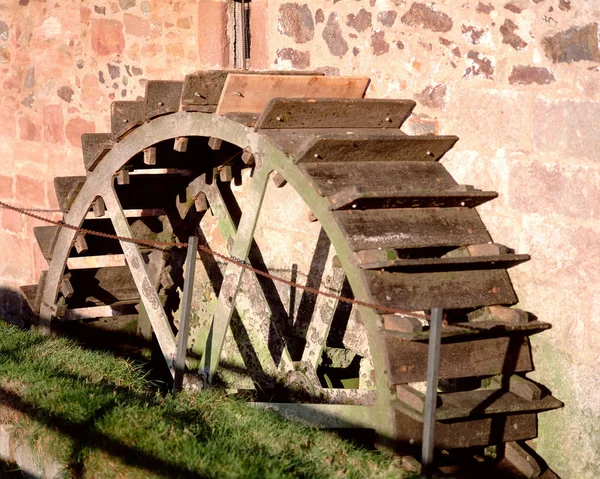 Watermolen Bij Stenen Muur — Stockfoto