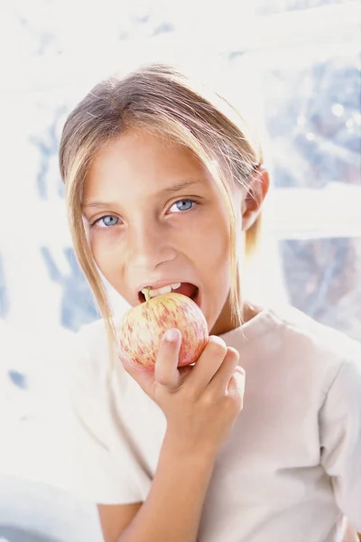 Chica Comiendo Manzana Cerca — Foto de Stock