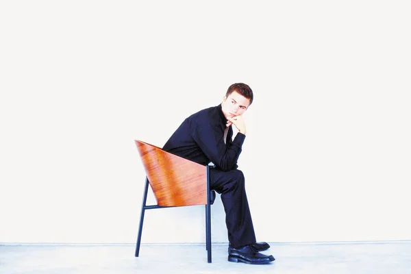 Człowiek Siedzący Krześle — Zdjęcie stockowe