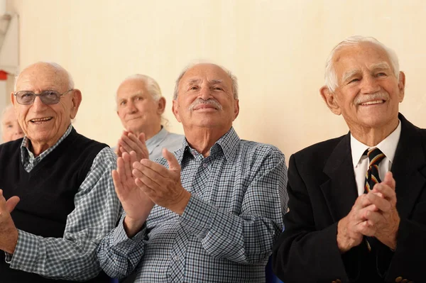 Grupa Starszych Mężczyzn Bije Brawo — Zdjęcie stockowe