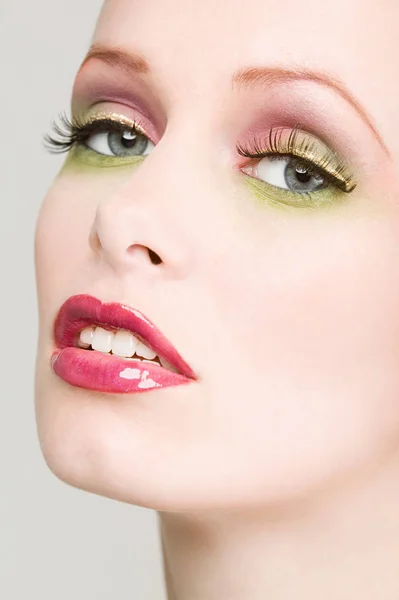 Mujer Joven Usando Maquillaje —  Fotos de Stock